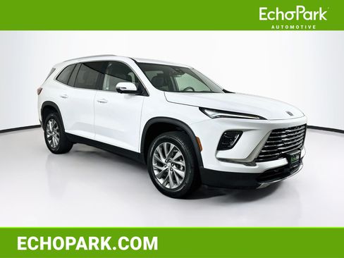 Used 2025 Buick Enclave Preferred FWD image 1