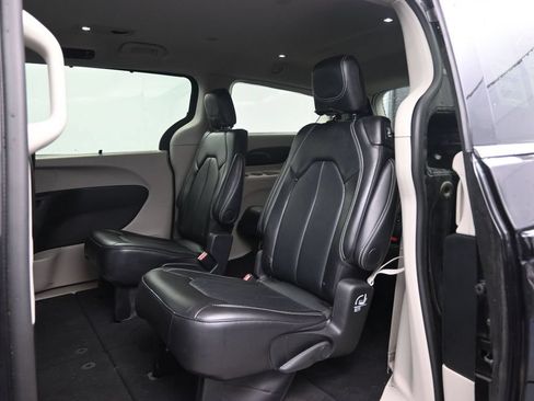Used 2024 Chrysler Pacifica Touring-L FWD image 24