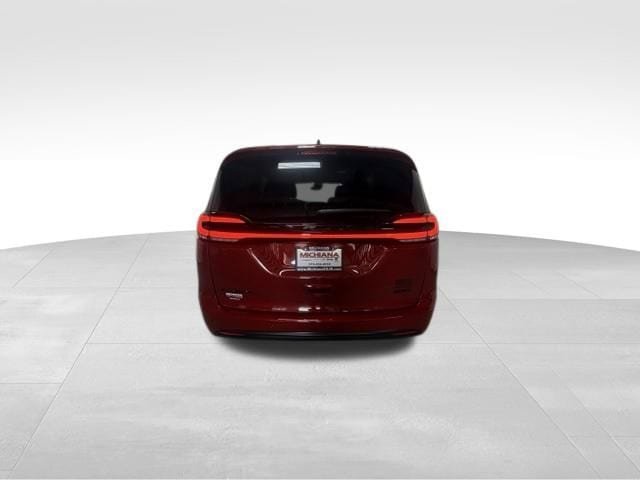 New 2027 Chrysler Pacifica Select AWD/4WD image 7