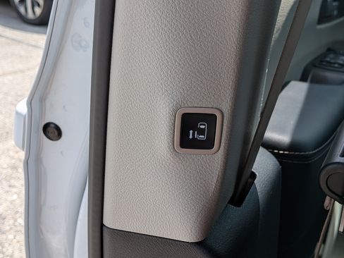 Used 2024 Chrysler Pacifica Touring-L FWD image 22