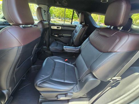 Used 2023 Ford Explorer Platinum w/ Premium Technology Package AWD/4WD image 19