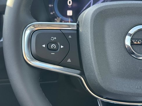 Used 2024 Volvo XC40 B5 Core image 9