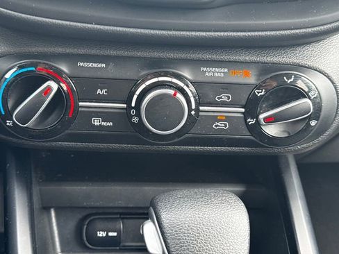 Used 2025 Kia Soul LX w/ LX Technology Package FWD image 32