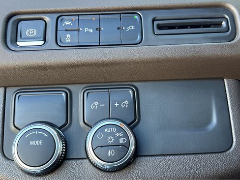 Used 2021 GMC Yukon XL SLT w/ SLT Premium Package image 12