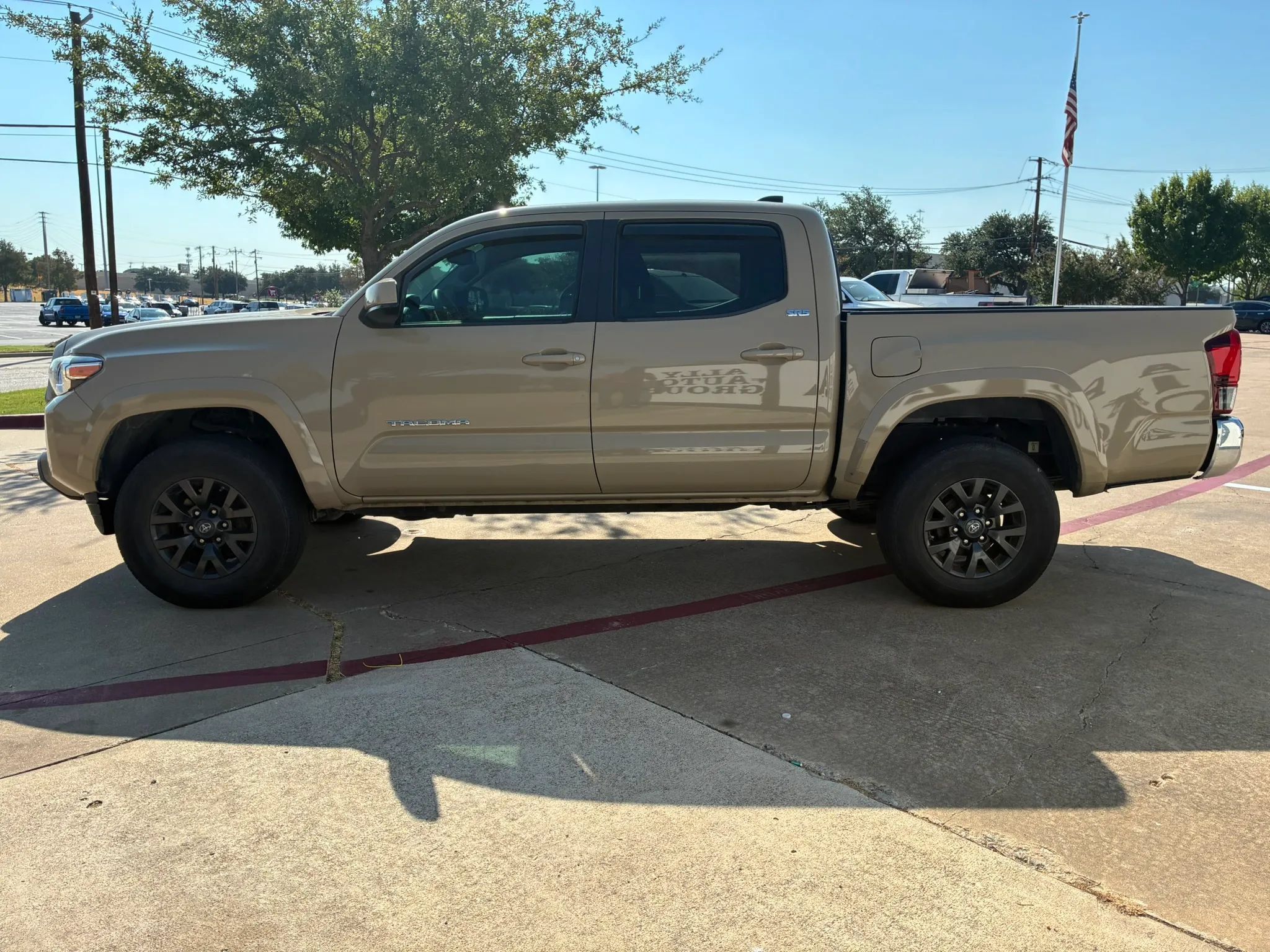 Used 2020 Toyota Tacoma SR5 RWD image 2