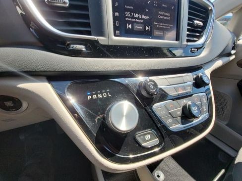 Used 2022 Chrysler Voyager LX FWD image 15