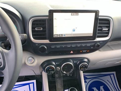 Used 2024 Hyundai Venue Limited image 14