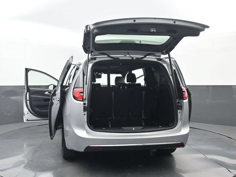 Used 2026 Chrysler Pacifica Limited FWD image 36