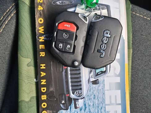 Used 2024 Jeep Wrangler Unlimited w/ Convenience Group AWD/4WD image 5