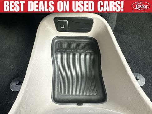 Used 2024 Chrysler Pacifica Touring-L FWD image 19