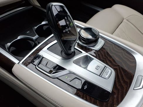 Used 2021 BMW 750i xDrive w/ Executive Package image 15