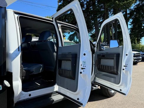 Used 2016 Ford F550 4x4 Crew Cab Super Duty w/ Power Equipment Group image 30
