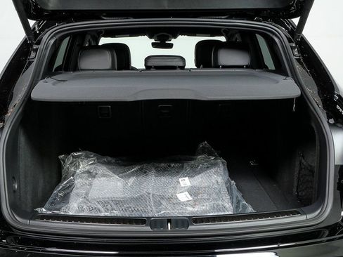 New 2026 Porsche Macan AWD image 32