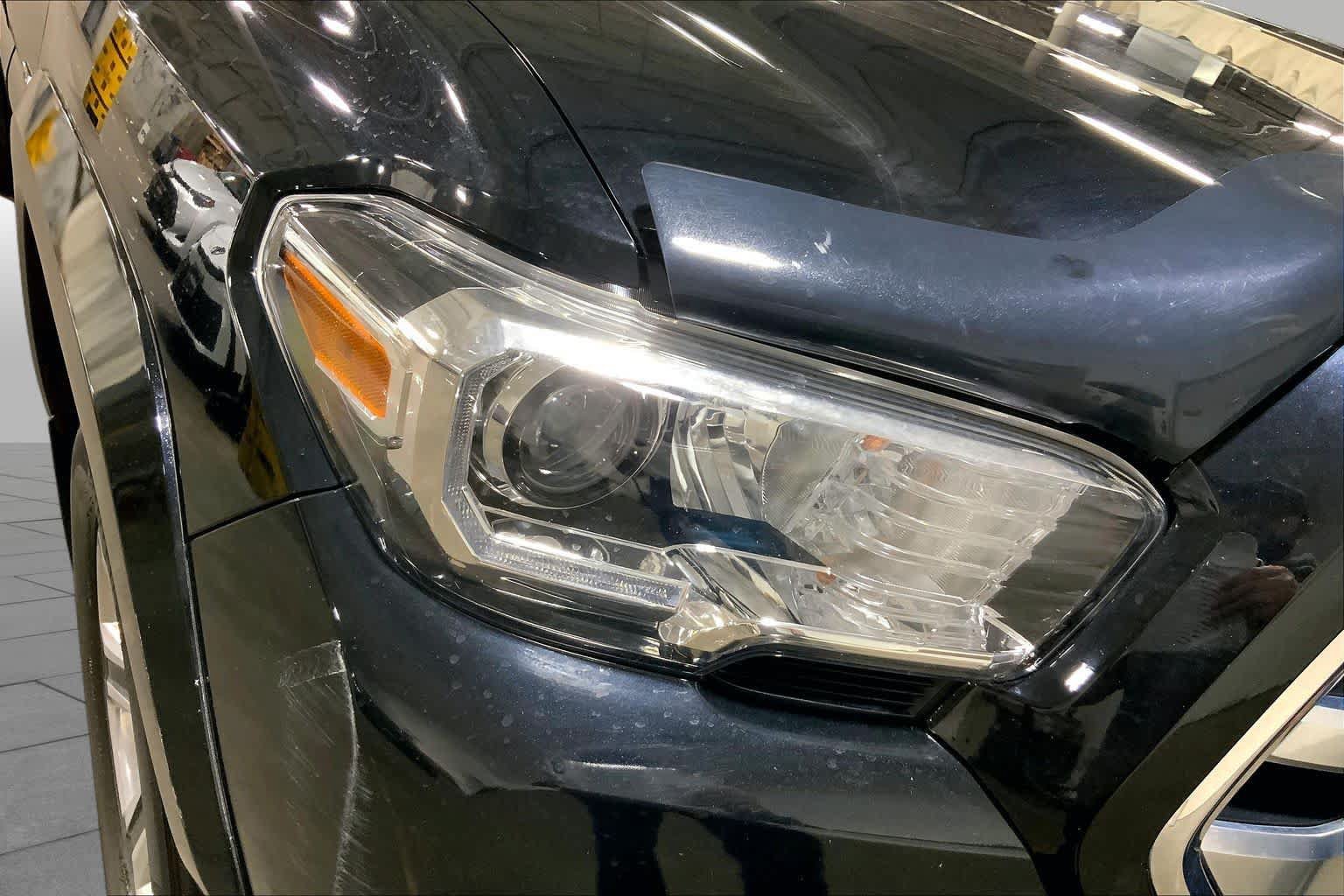 Used 2018 Toyota Tacoma Limited AWD/4WD image 28