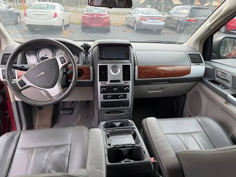Used 2008 Chrysler Town & Country Touring image 10