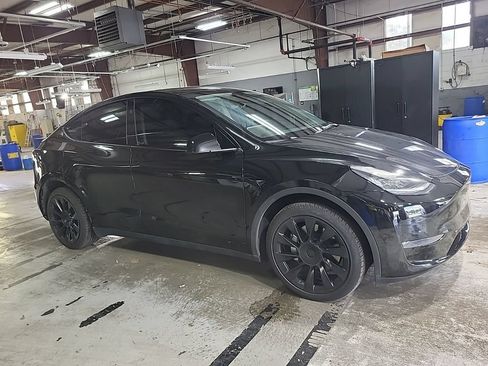 Used 2023 Tesla Model Y Long Range AWD/4WD image 3