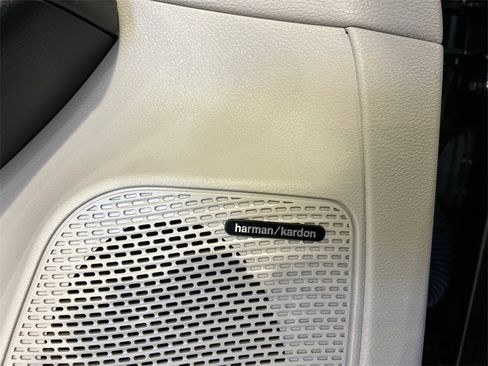 Used 2021 Chrysler Pacifica Limited w/ Uconnect Theater Family Group image 22