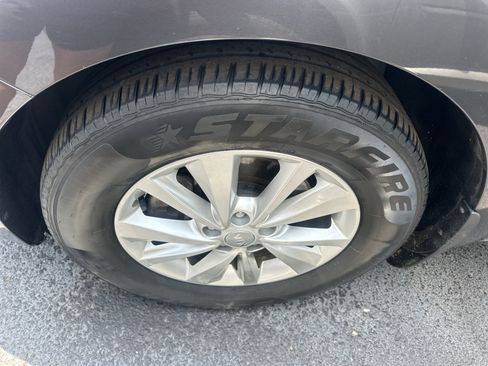 Used 2017 Kia Sedona LX w/ LX Essentials Premium Package FWD image 21
