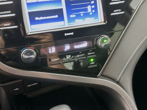 Used 2020 Toyota Camry SE w/ Carpet Mat Package image 22