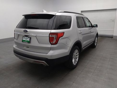 Used 2017 Ford Explorer XLT image 9