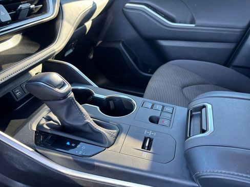 Used 2025 Toyota Highlander LE image 41