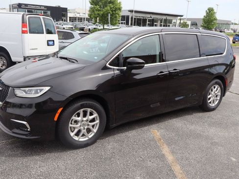 Used 2023 Chrysler Pacifica Touring-L FWD image 4