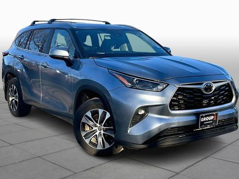 Used 2023 Toyota Highlander XLE image 3