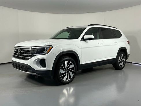 Used 2024 Volkswagen Atlas SE image 3