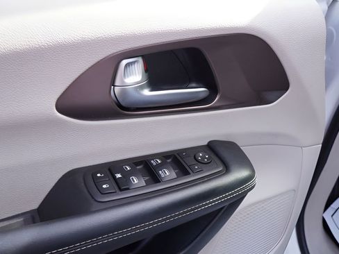 Used 2023 Chrysler Voyager LX image 19