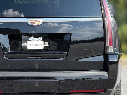 Used 2019 Cadillac Escalade Platinum RWD image 17
