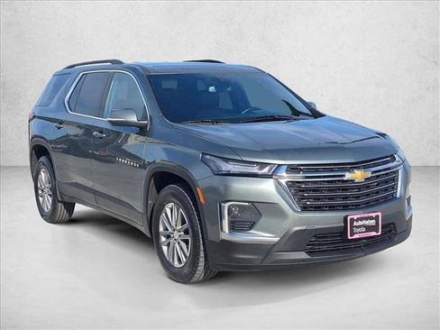 Used 2023 Chevrolet Traverse LT image 3
