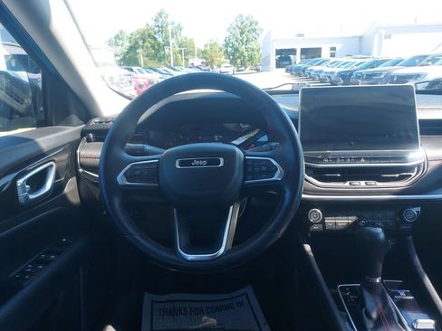 Used 2022 Jeep Compass Trailhawk w/ Trailhawk Convenience Group AWD/4WD image 10