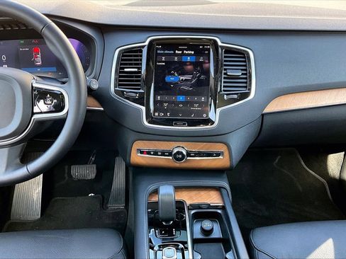 Used 2024 Volvo XC90 B5 Plus image 12