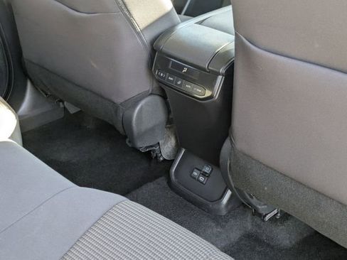 Used 2024 Toyota Highlander LE image 32