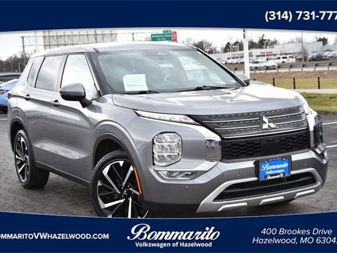 Used 2023 Mitsubishi Outlander SE image 1