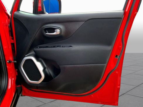 Used 2021 Jeep Renegade Latitude FWD image 23