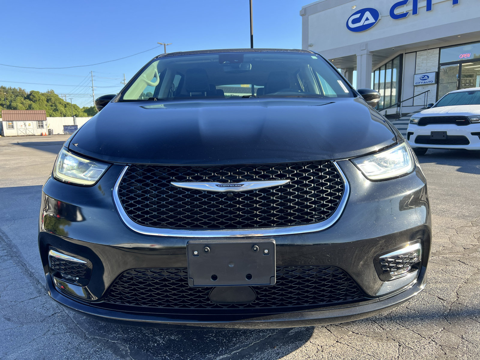 Used 2024 Chrysler Pacifica Limited FWD image 2