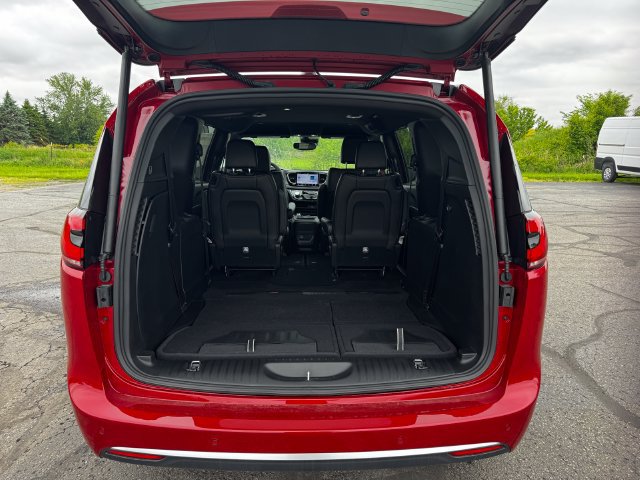 New 2027 Chrysler Pacifica Select FWD image 17