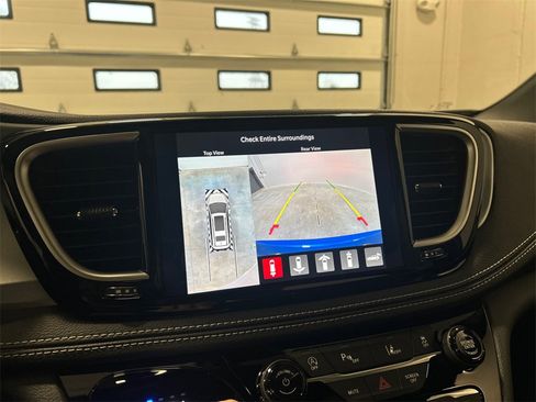 New 2026 Chrysler Pacifica Limited image 23