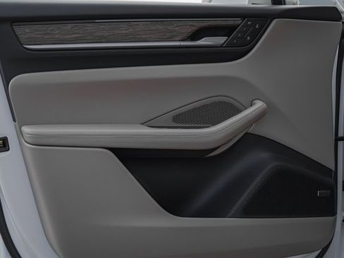 Used 2025 Porsche Macan 4 Electric image 9