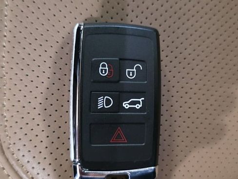 Used 2025 Land Rover Defender 110 X-Dynamic SE image 34