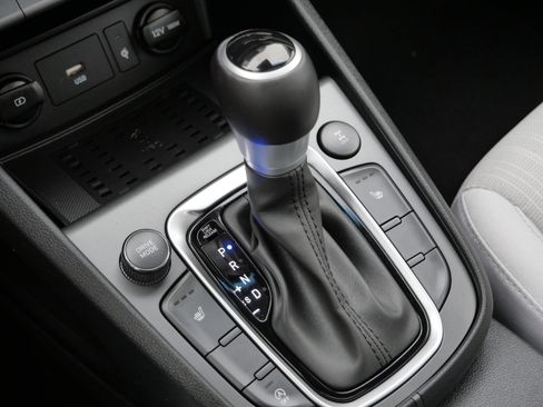 Certified 2022 Hyundai Kona SEL w/ Convenience Package image 25