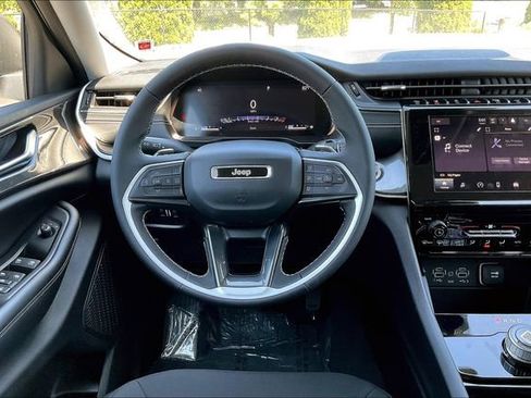 New 2023 Jeep Grand Cherokee L Laredo image 16