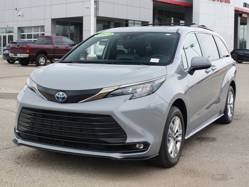 Used 2023 Toyota Sienna XLE Woodland Edition image 2