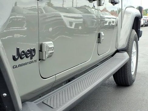 Used 2023 Jeep Gladiator Sport AWD/4WD image 34