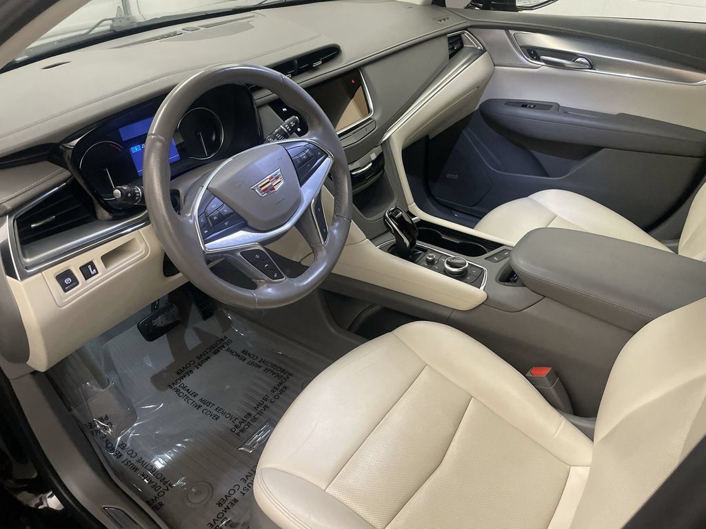Used 2021 Cadillac XT5 Premium Luxury w/ LPO, Floor Liner Package FWD image 4
