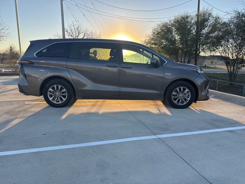 Used 2024 Toyota Sienna LE image 2