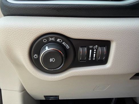 Used 2020 Chrysler Pacifica Touring-L w/ Advanced Safetytec Group image 19