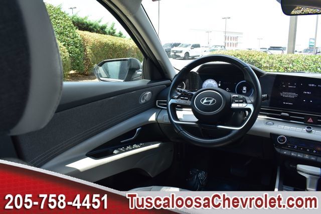 Used 2025 Hyundai Elantra Limited FWD image 28
