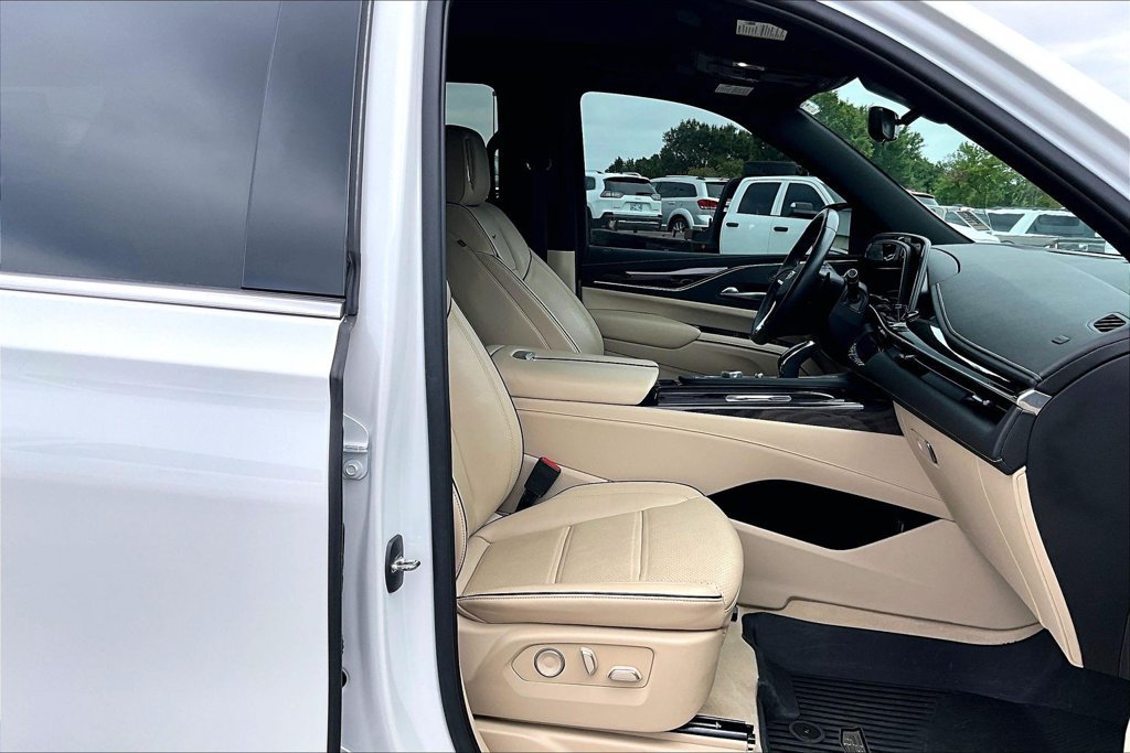 Used 2023 Cadillac Escalade Premium Luxury AWD/4WD image 7